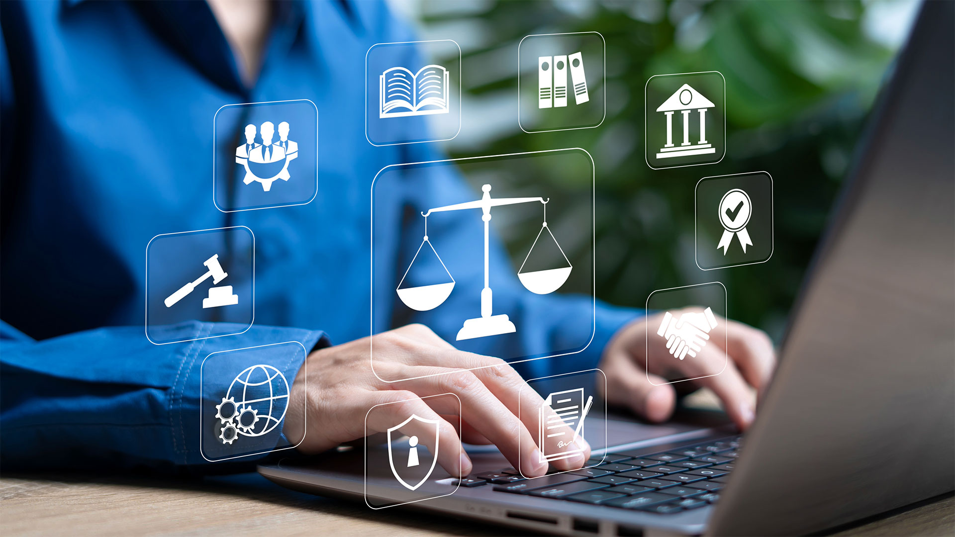 Persona che lavora su un laptop circondata da icone digitali che rappresentano giustizia, consulenza e contabilità