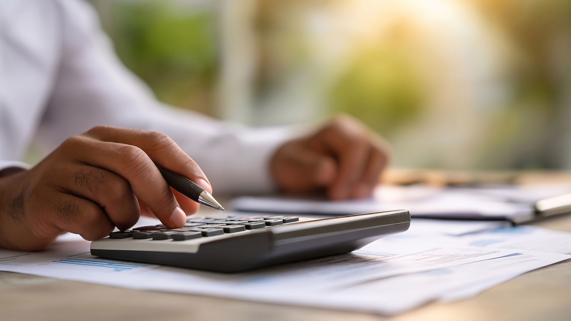 Calcolo imposte e revisione bilancio per la dichiarazione dei redditi per persone giuridiche e società.
