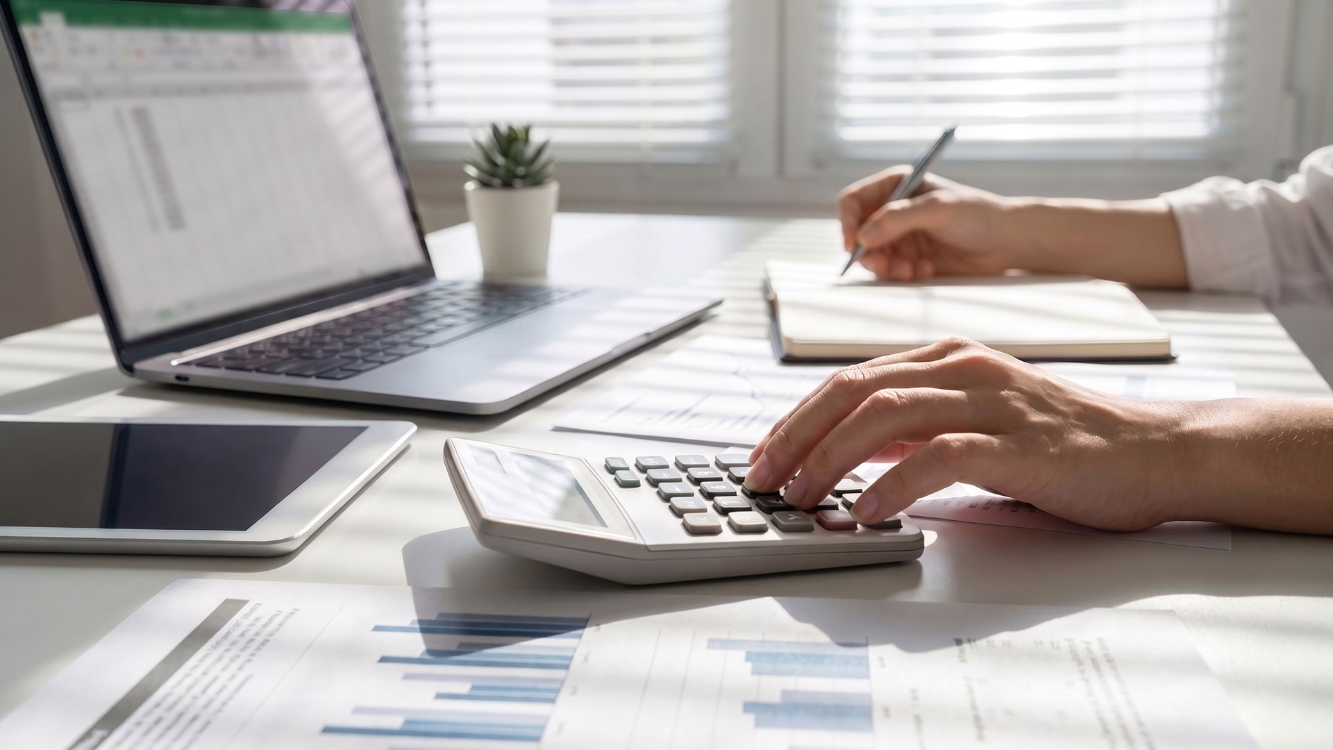Calcolo liquidazioni e predisposizione della dichiarazione IVA con calcolatrice, fogli di calcolo e report contabili.